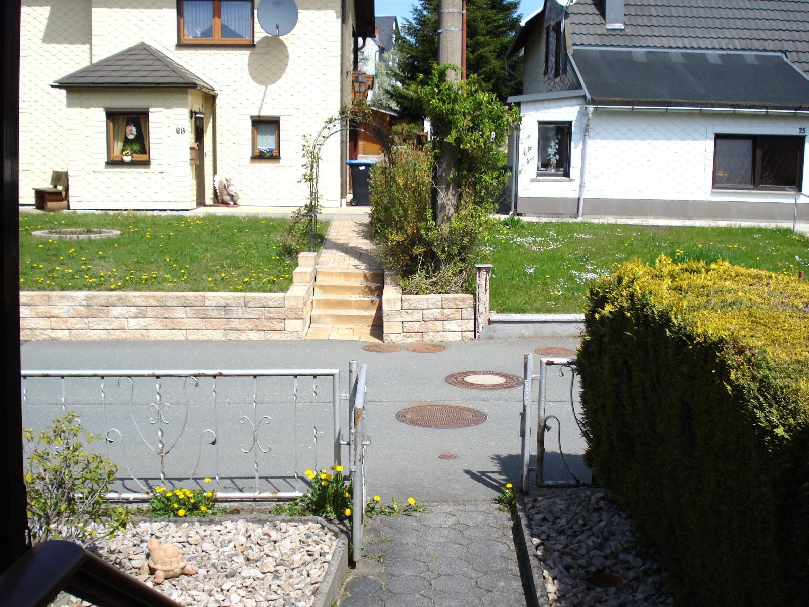 Saalfeld: Saalfeld-Schmiedefeld, Doppelhaushälfte 